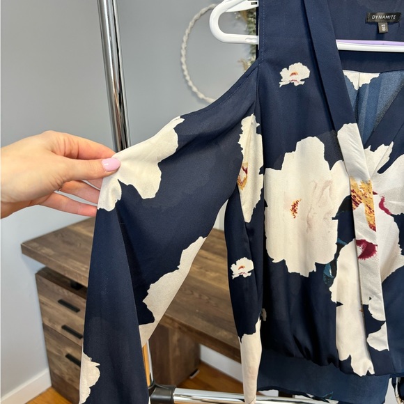 Beautiful Dynamite Blouse with Open Shoulder Sleeves - Picture 5 of 5